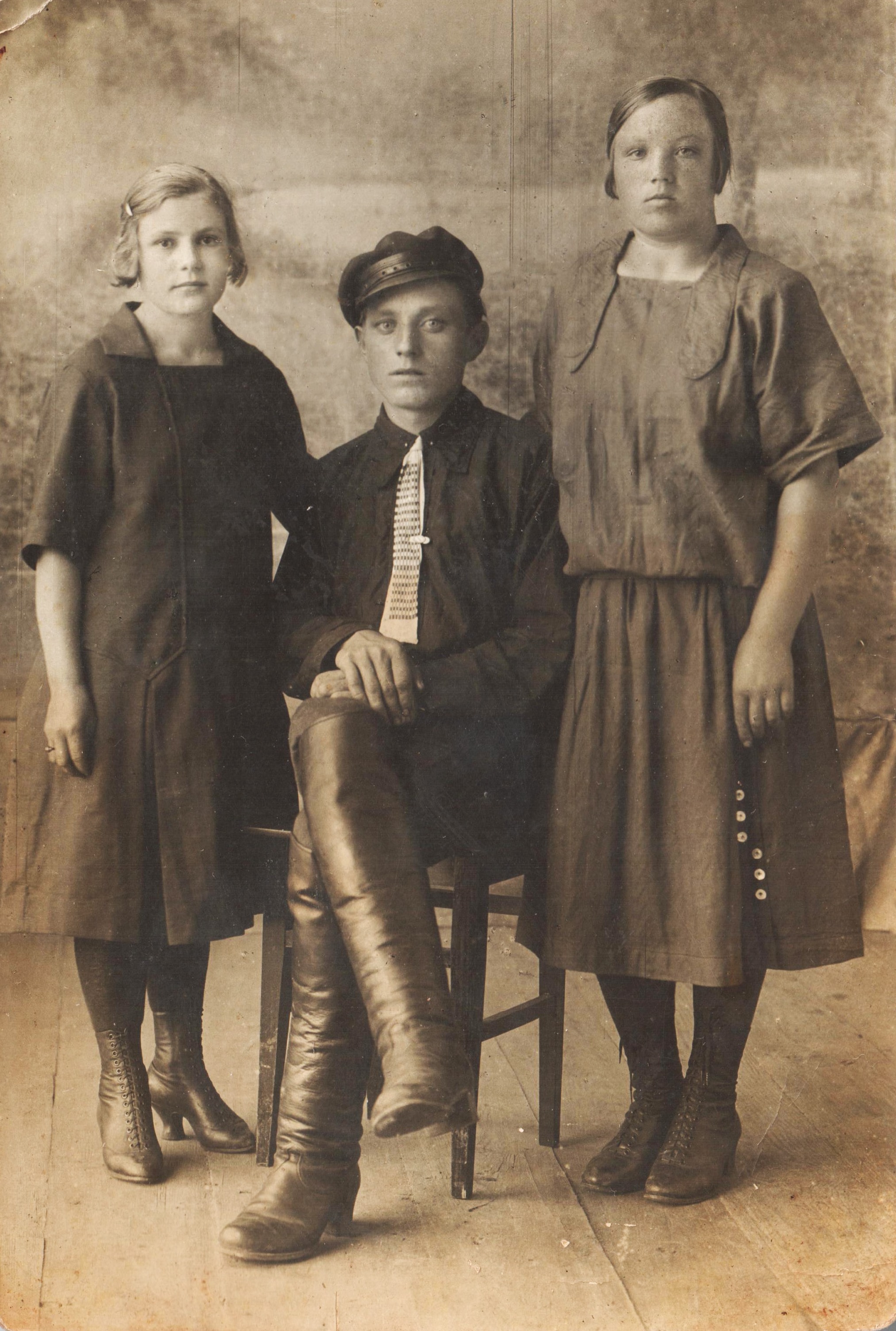 Лебедев Николай Петрович со своей женой Лебедевой (Зырянова) Руфиной Никандровной (справа на фото), слева стоит его родная сестра Мария (1934 г., фото сделано в г. Бердске)
